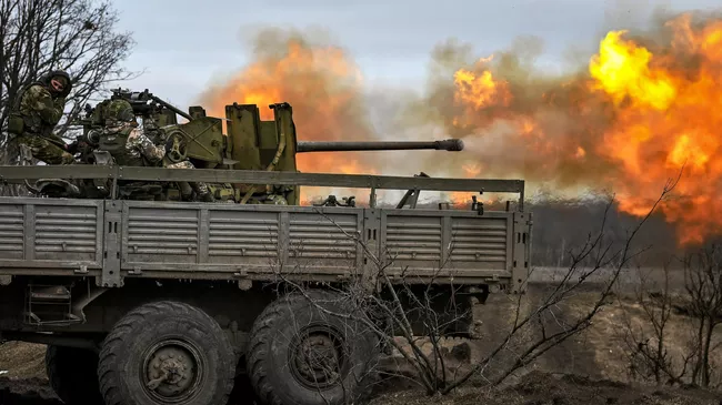 Военнослужащие расчета зенитной установки С-60 ЦВО работают по позициям ВСУ
