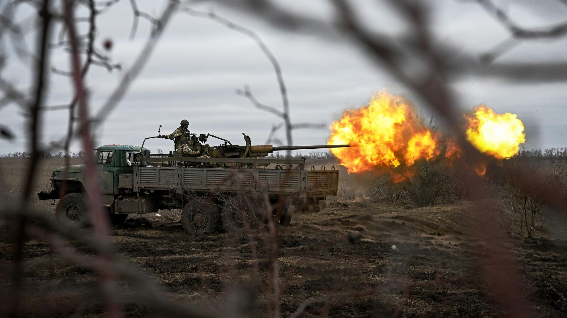 Боевая работа огневых расчетов зенитной установки С-60 ЦВО ВС России в зоне проведения специальной военной операции - РИА Новости, 1920, 18.02.2024