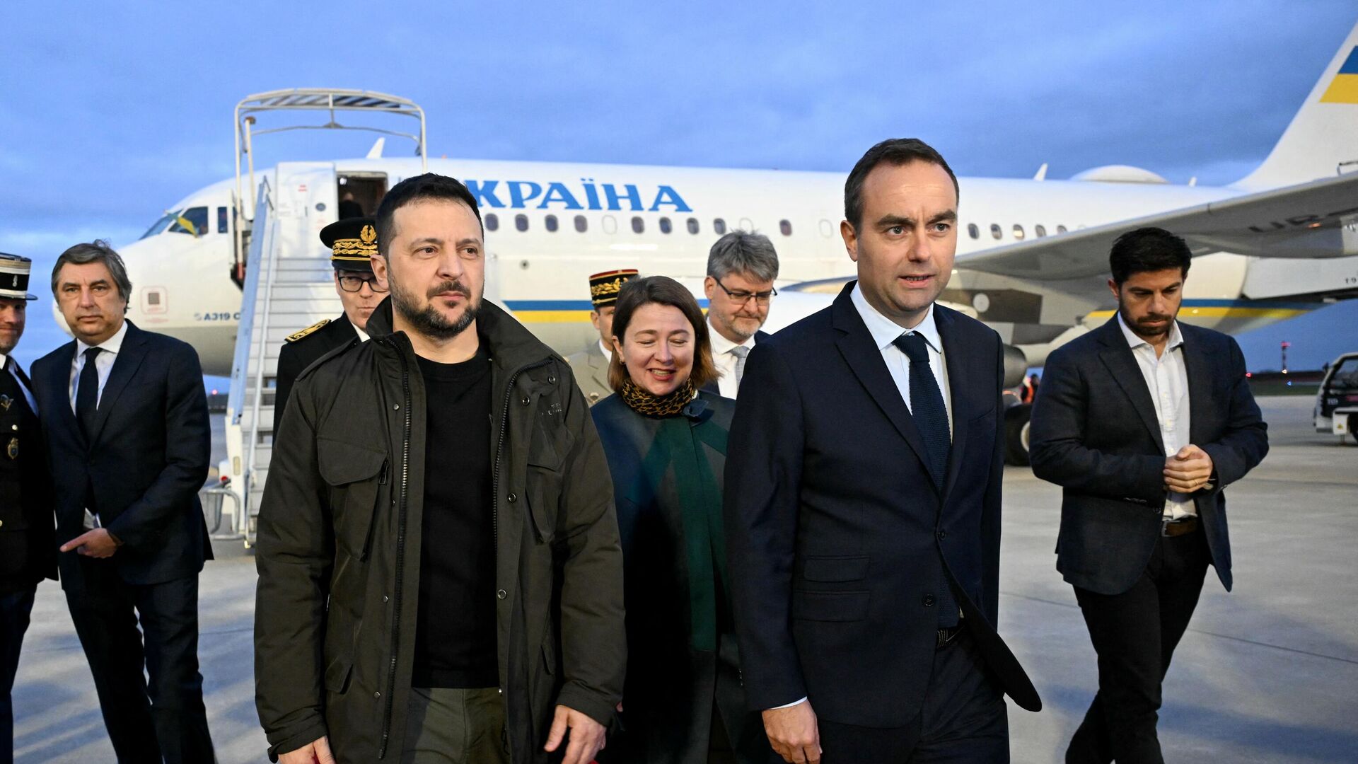 Президент Украины Владимир Зеленский и министр обороны Франции Себастьян Лекорню в Париже - РИА Новости, 1920, 18.02.2024