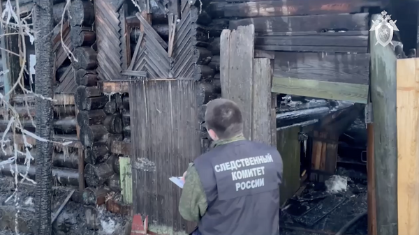 Сотрудник СК РФ на месте пожара в частном доме в Пермском крае. 18 февраля 2024