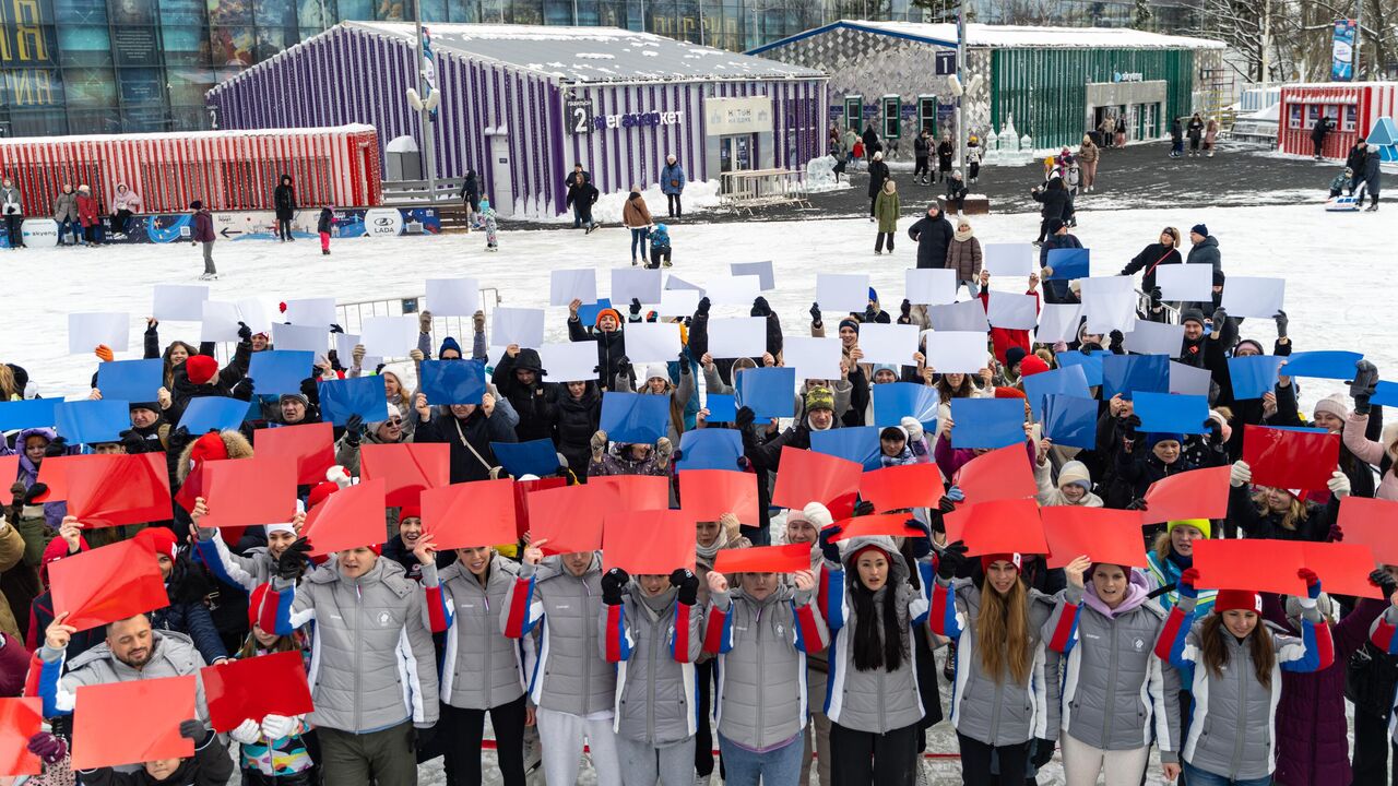 На ВДНХ прошел флешмоб в поддержку спорта России с участием чемпионов ОИ -  РИА Новости Спорт, 18.02.2024