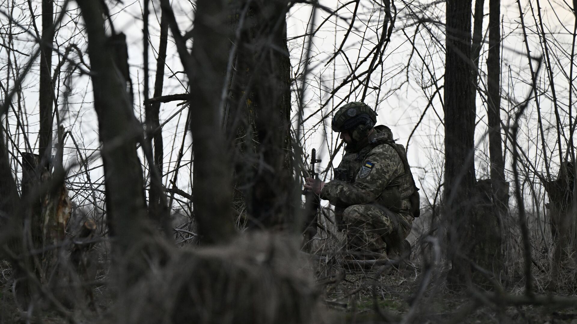 Украинский военнослужащий рядом с колесной самоходной гаубицей - РИА Новости, 1920, 19.02.2024