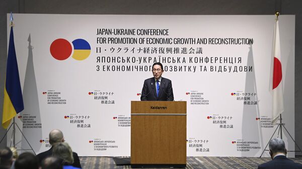 Премьер-министр Японии Фумио Кисида выступает с речью во время японско-украинской конференции в Токио