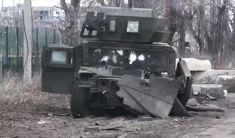 Поврежденная военная техника в Авдеевка