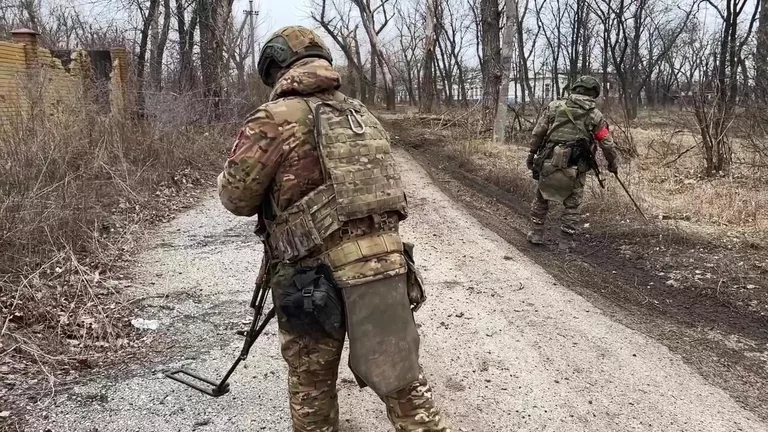 Разминирование дорог и зданий в Авдеевке военнослужащими инженерных подразделений группировки войск Центр