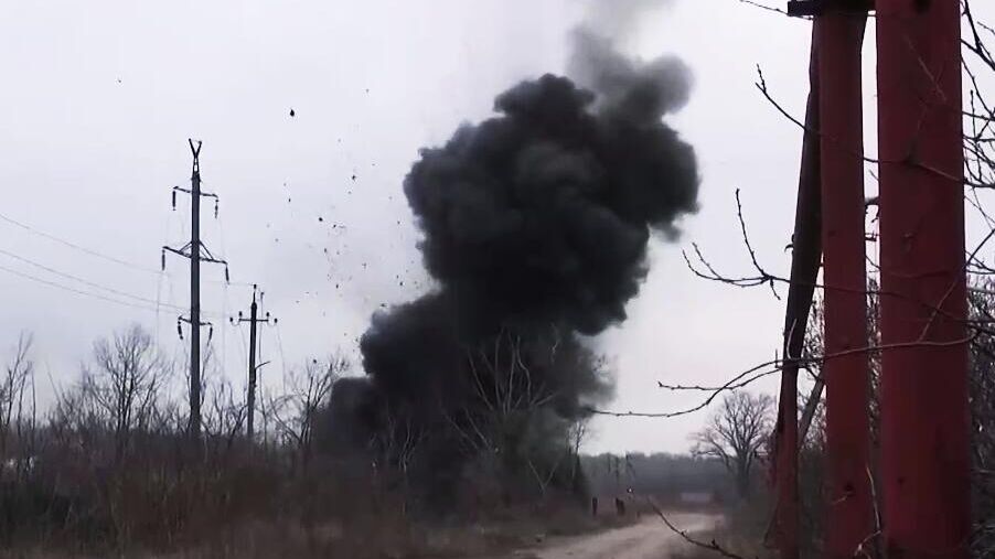 Разминирование дорог и зданий в Авдеевке военнослужащими инженерных подразделений группировки войск Центр - РИА Новости, 1920, 19.02.2024