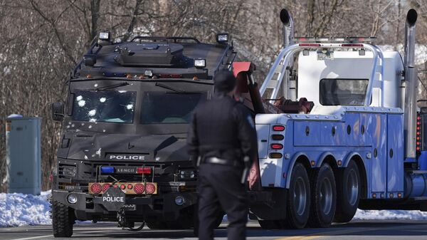 Полицейская машина со следами от пуль рядом с местом, где были застрелены офицеры полиции и пожарный в  штате Миннесота.19 февраля 2024