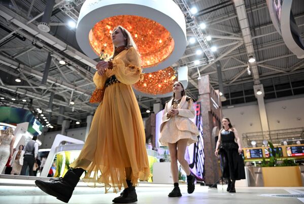 Демонстрация эксклюзивной коллекции одежды Янтарного комбината и создание собственных образов с украшениями из солнечного камня