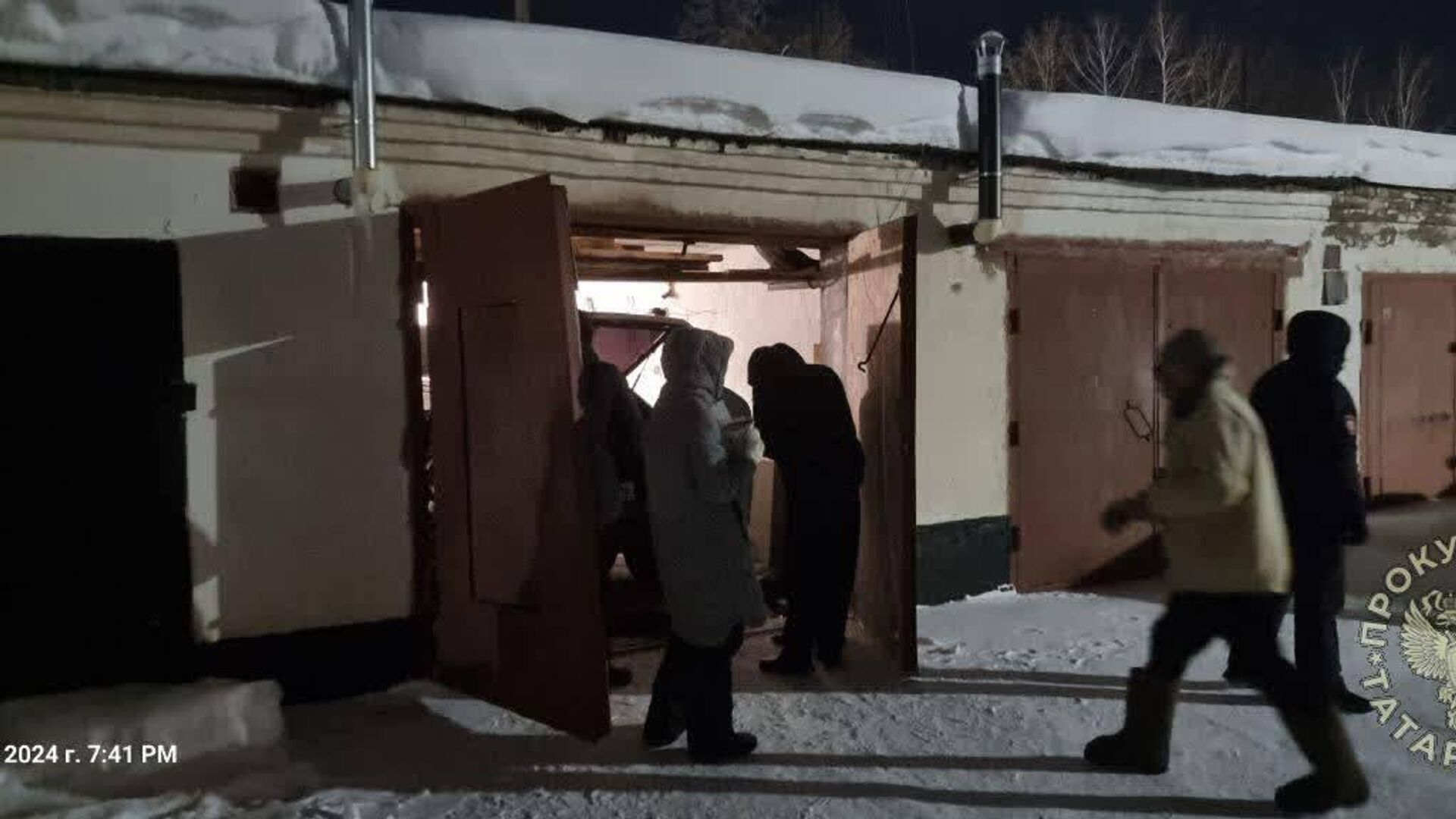 Место происшествия, где в одном из гаражных боксов были обнаружены тела мужчин в Бугульме. 18 февраля 2024 - РИА Новости, 1920, 18.02.2024