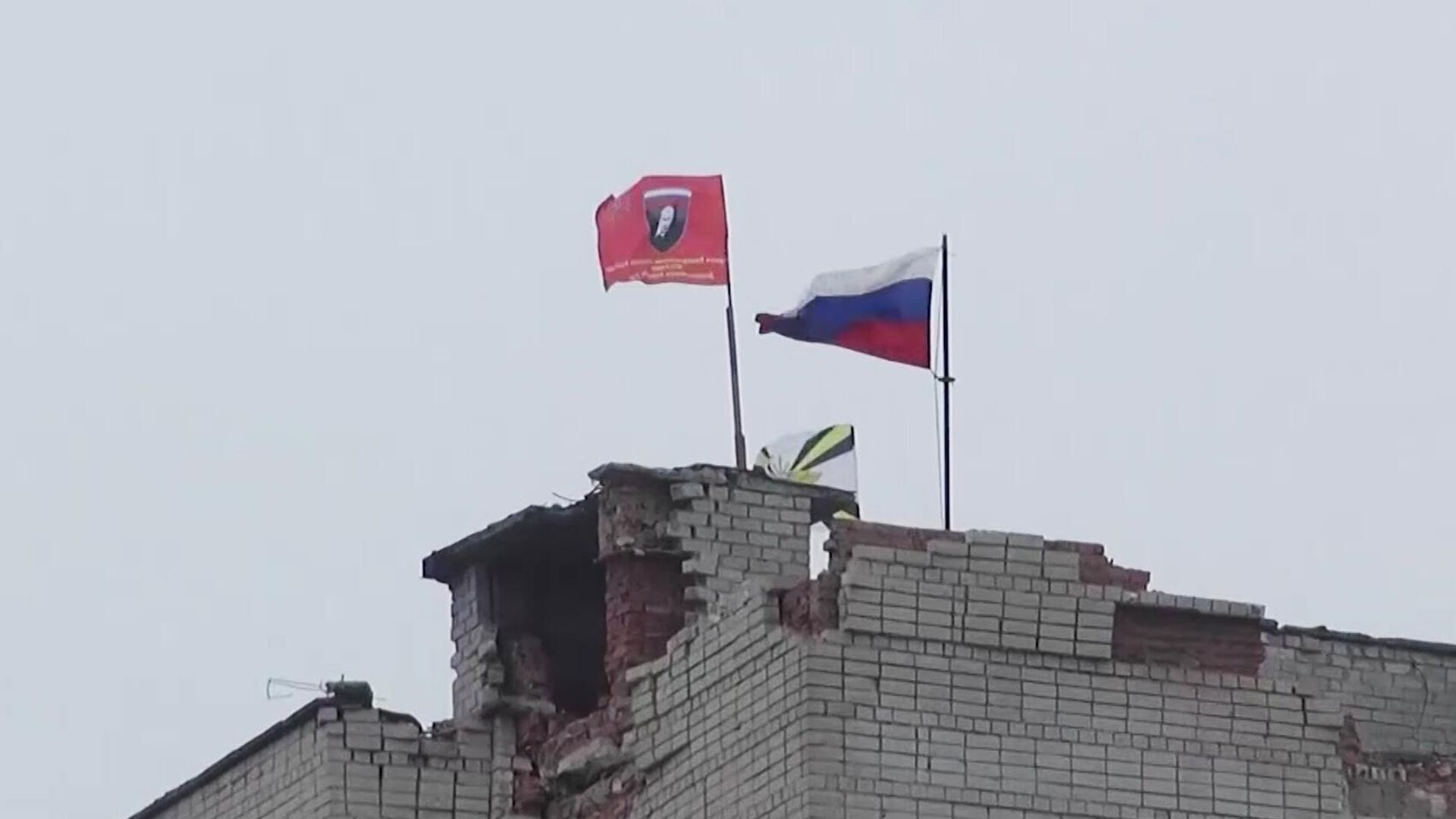 Российский флаг на здании, пострадавшем в результате обстрелов в Авдеевке - РИА Новости, 1920, 19.02.2024