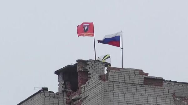 Российский флаг на здании, пострадавшем в результате обстрелов в Авдеевке. Архивное фото