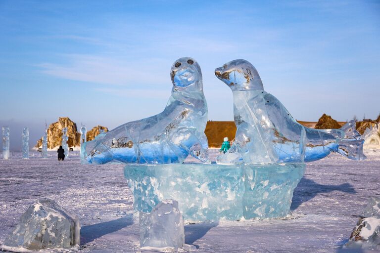 Ледовая скульптура на фестивале Olkhon Ice Park, проходящем на береговой линии озера Байкал на острове Ольхон