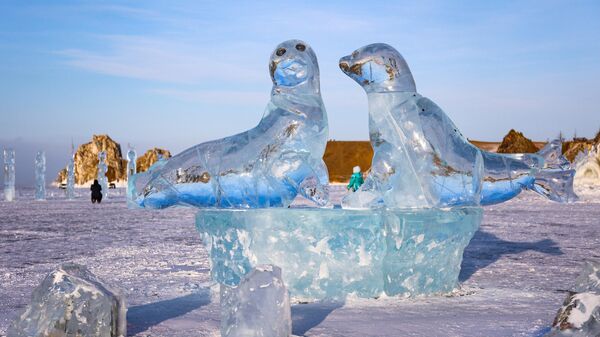 Ледовая скульптура на фестивале Olkhon Ice Park, проходящем на береговой линии озера Байкал на острове Ольхон