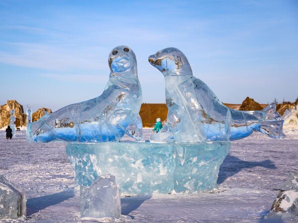 Ледовая скульптура на фестивале Olkhon Ice Park, проходящем на береговой линии озера Байкал на острове Ольхон