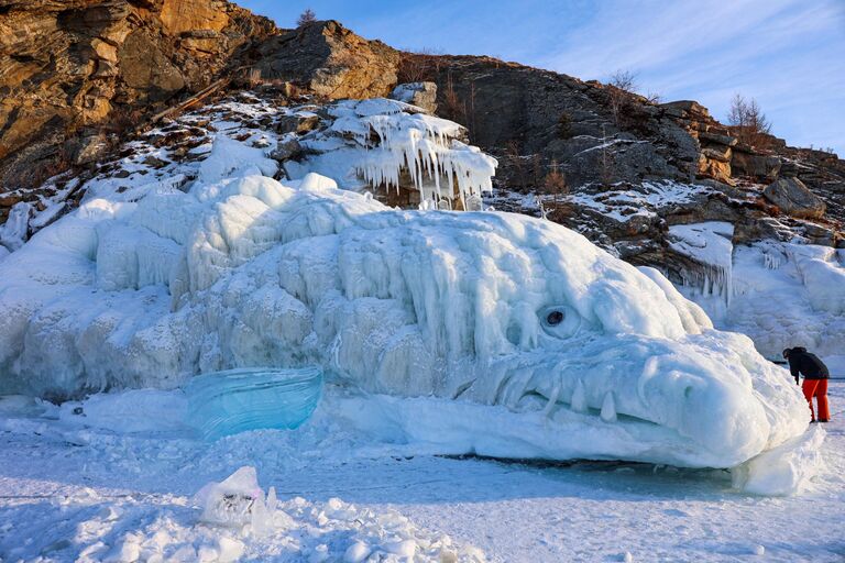 Ледовая скульптура на фестивале Olkhon Ice Park, проходящем на береговой линии озера Байкал на острове Ольхон