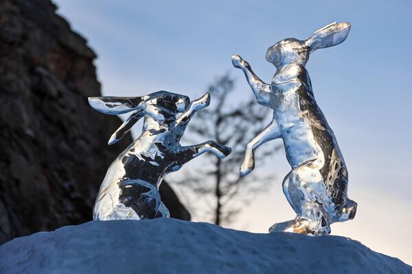 Ледовая скульптура на фестивале Olkhon Ice Park, проходящем на береговой линии озера Байкал на острове Ольхон