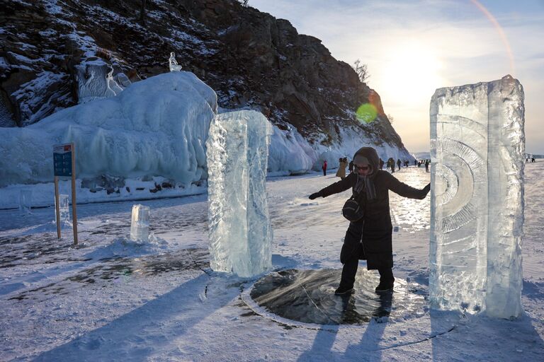 Ледовая скульптура на фестивале Olkhon Ice Park, проходящем на береговой линии озера Байкал на острове Ольхон