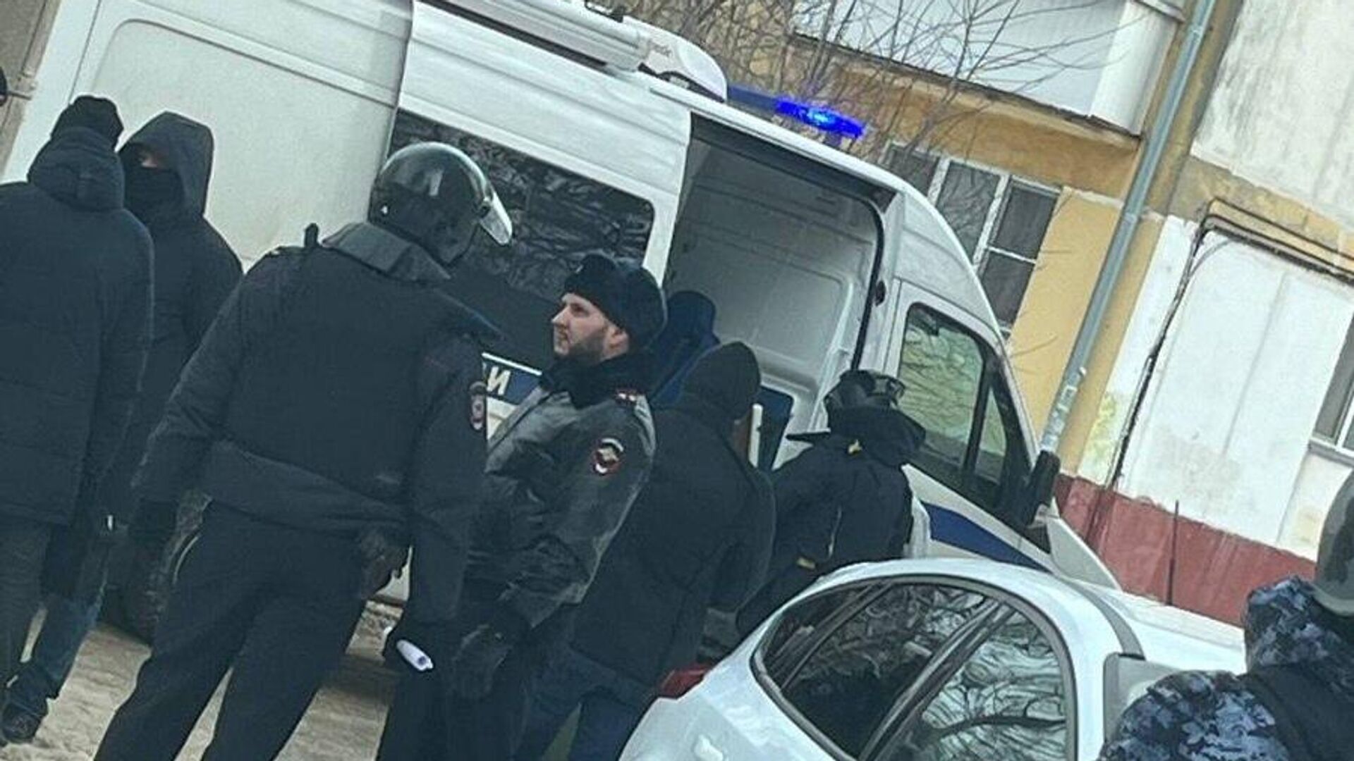 Полиция работает на месте эвакуации людей в подмосковном городе Лобня - РИА Новости, 1920, 19.02.2024