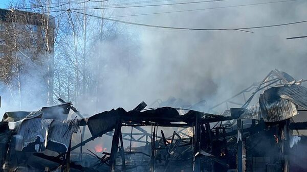 Место пожара в здании автосервиса в поселке Бугры в Ленинградской области