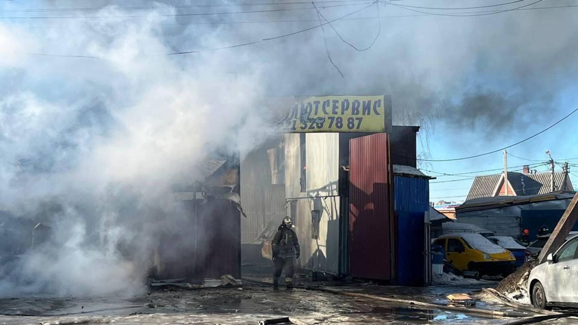 Пожар в здании автосервиса в поселке Бугры в Ленинградской области. 19 февраля 2024 - РИА Новости, 1920, 19.02.2024