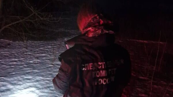 Сотрудник СК РФ на месте обнаружения тела женщины в Воронежской области