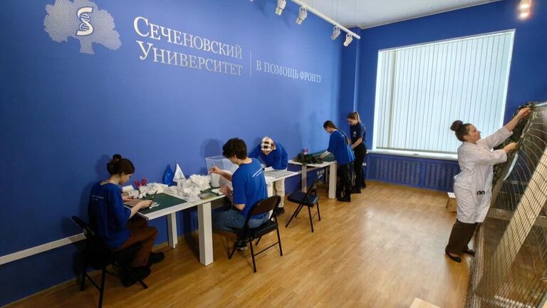 Студенты и сотрудники Сеченовского университета в открывшейся мастерской Сеченовский университет в помощь фронту начали плести маскировочные сети