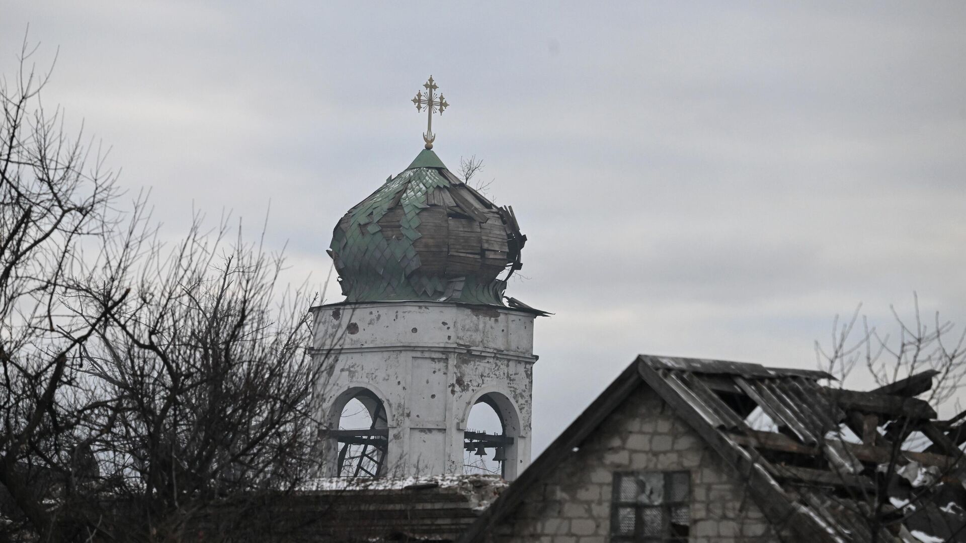 Купол церкви, поврежденный в результате обстрела на территории освобожденной Авдеевки - РИА Новости, 1920, 20.02.2024