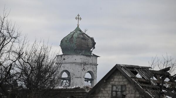Купол церкви, поврежденный в результате обстрела на территории освобожденной Авдеевки