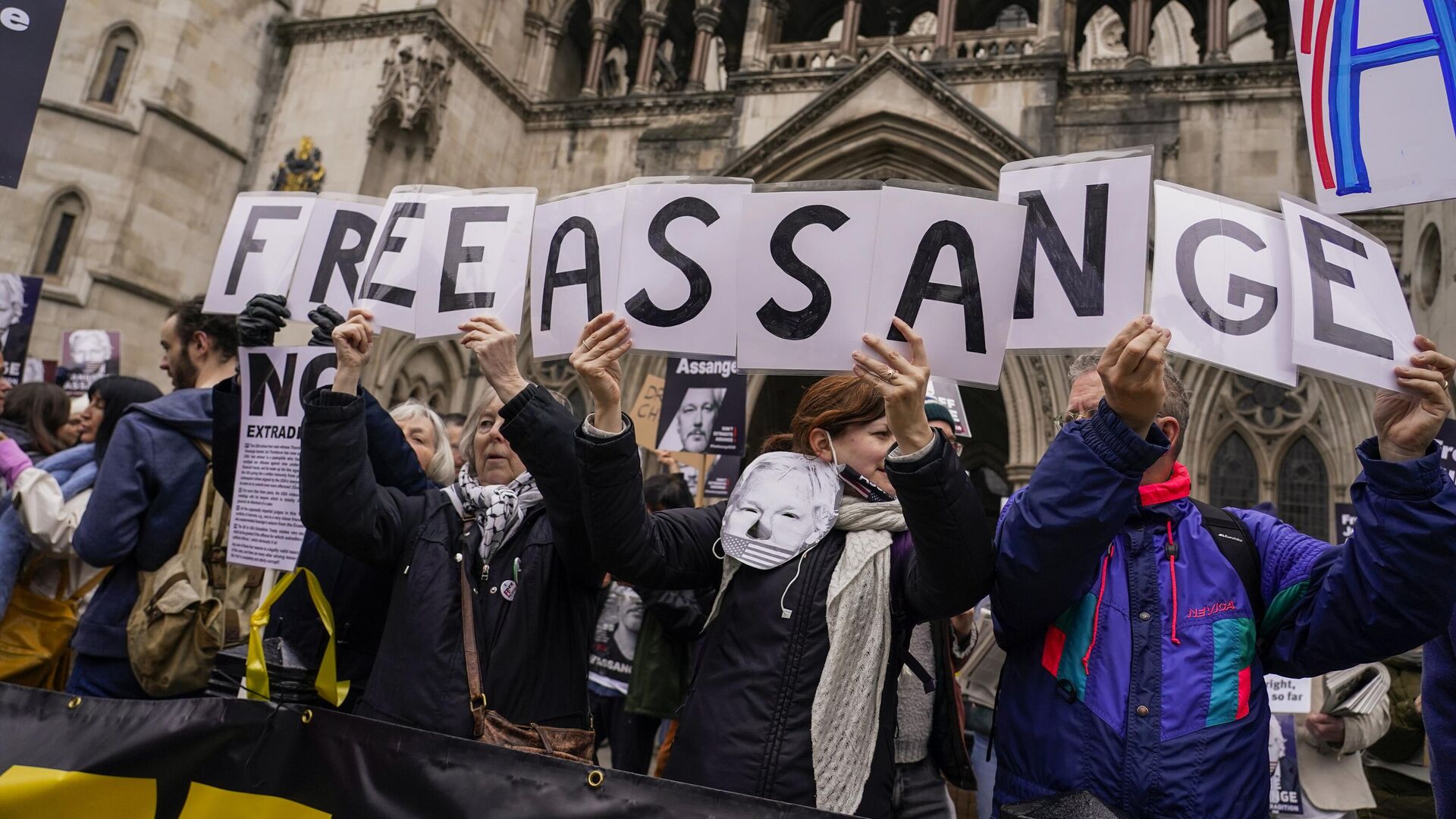 Акция в поддержку основателя WikiLeaks Джулиана Ассанжа перед зданием Высокого суда в Лондоне - РИА Новости, 1920, 20.02.2024