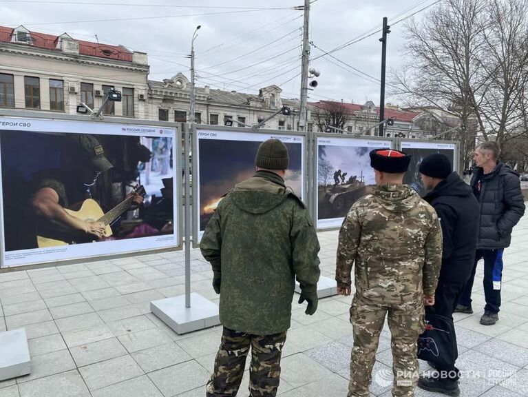 Выставка фотографий военных фотокорреспондентов медиагруппы Россия сегодня Герои СВО в Симферополе