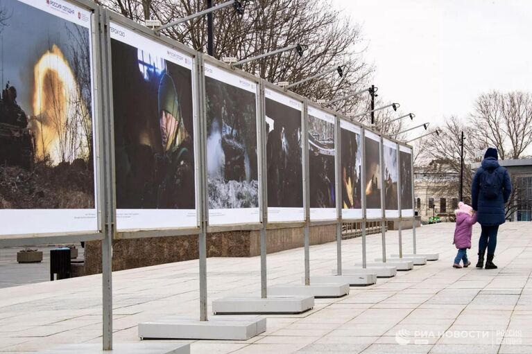 Выставка фотографий военных фотокорреспондентов медиагруппы Россия сегодня Герои СВО в Симферополе