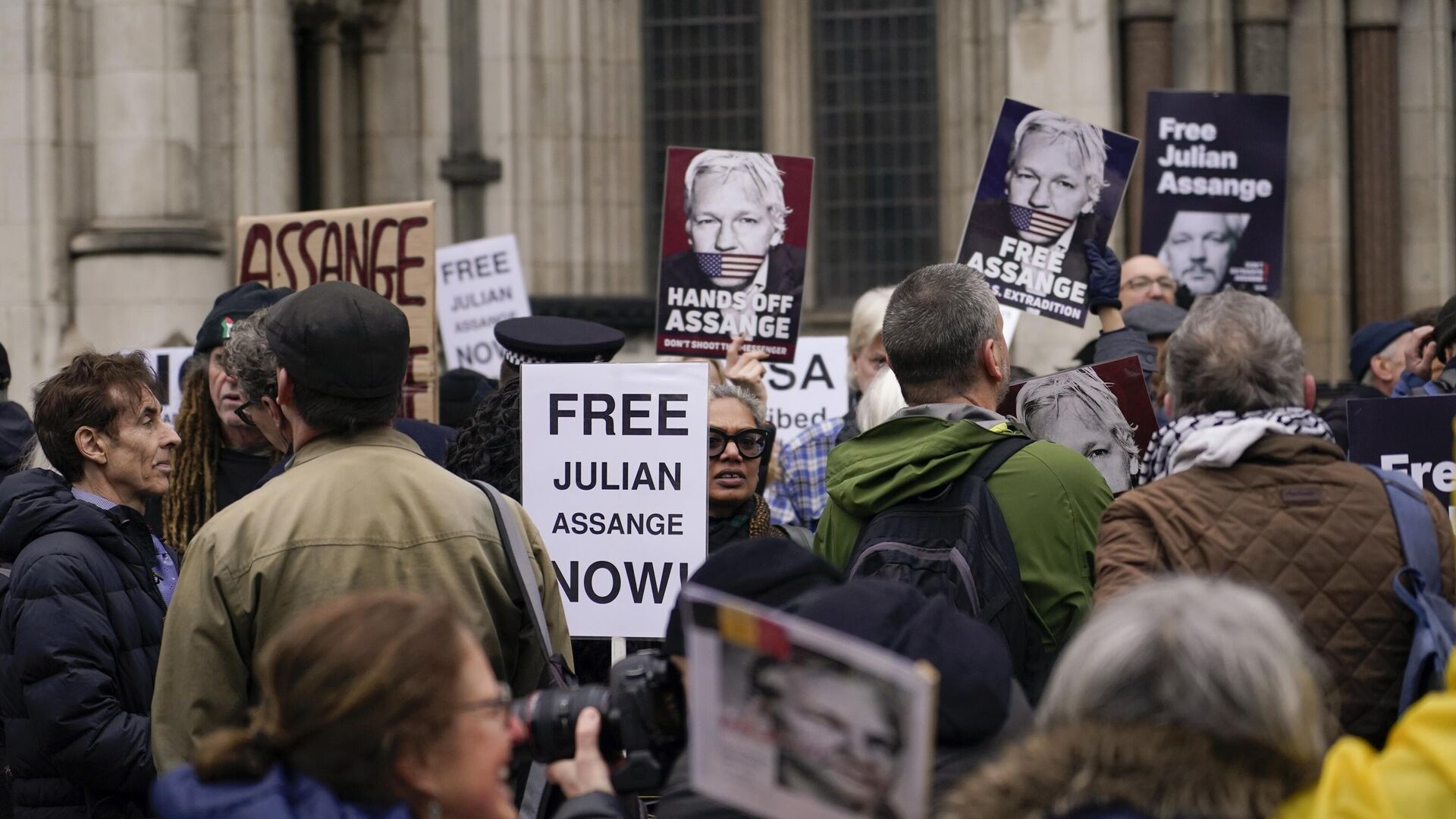 Акция в поддержку основателя WikiLeaks Джулиана Ассанжа перед зданием Высокого суда в Лондоне - РИА Новости, 1920, 20.03.2024