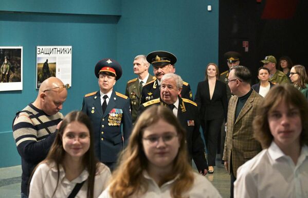 Посетители на церемонии открытия выставки фотопроекта РИА Новости Защитники в Музее Победы в Москве