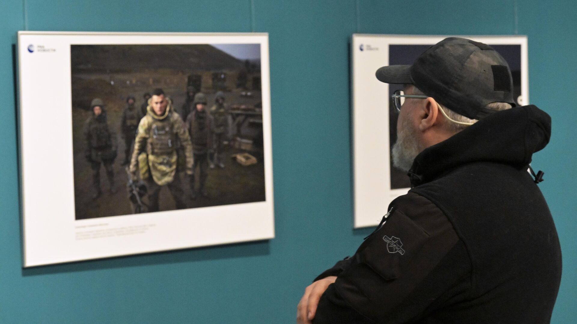 Посетитель на церемонии открытия выставки фотопроекта РИА Новости Защитники в Музее Победы в Москве - РИА Новости, 1920, 18.03.2024