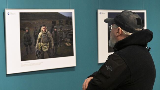 Посетитель на церемонии открытия выставки фотопроекта РИА Новости Защитники в Музее Победы в Москве