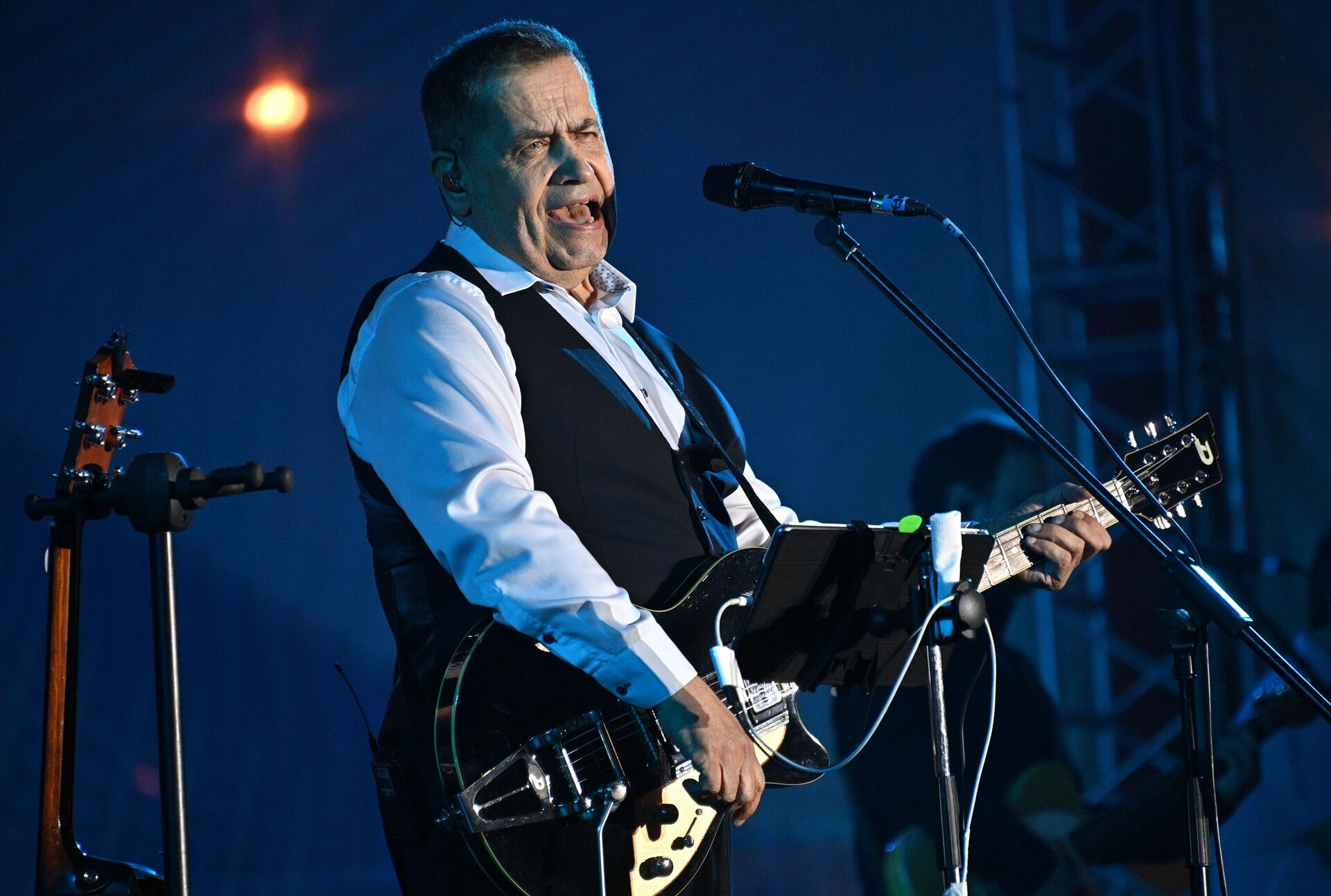 Лидер и солист музыкальной группы Любэ Николай Расторгуев выступает на праздничном концерте ко Дню России в Минске - РИА Новости, 1920, 26.10.2025