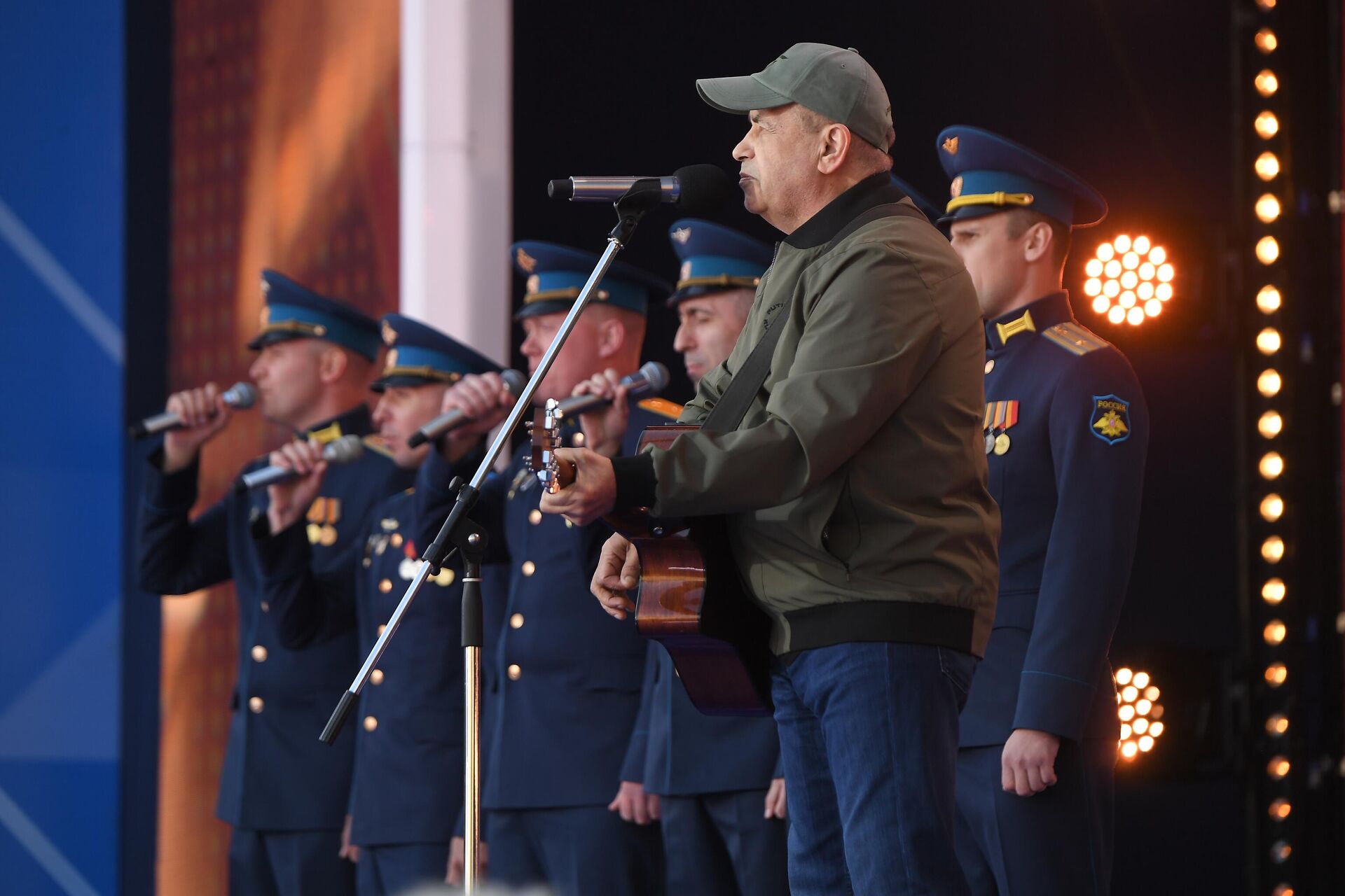 Лидер и солист музыкальной группы Любэ Николай Расторгуев выступает на праздничном концерте, посвященном Дню России, на Красной площади в Москве - РИА Новости, 1920, 20.02.2024