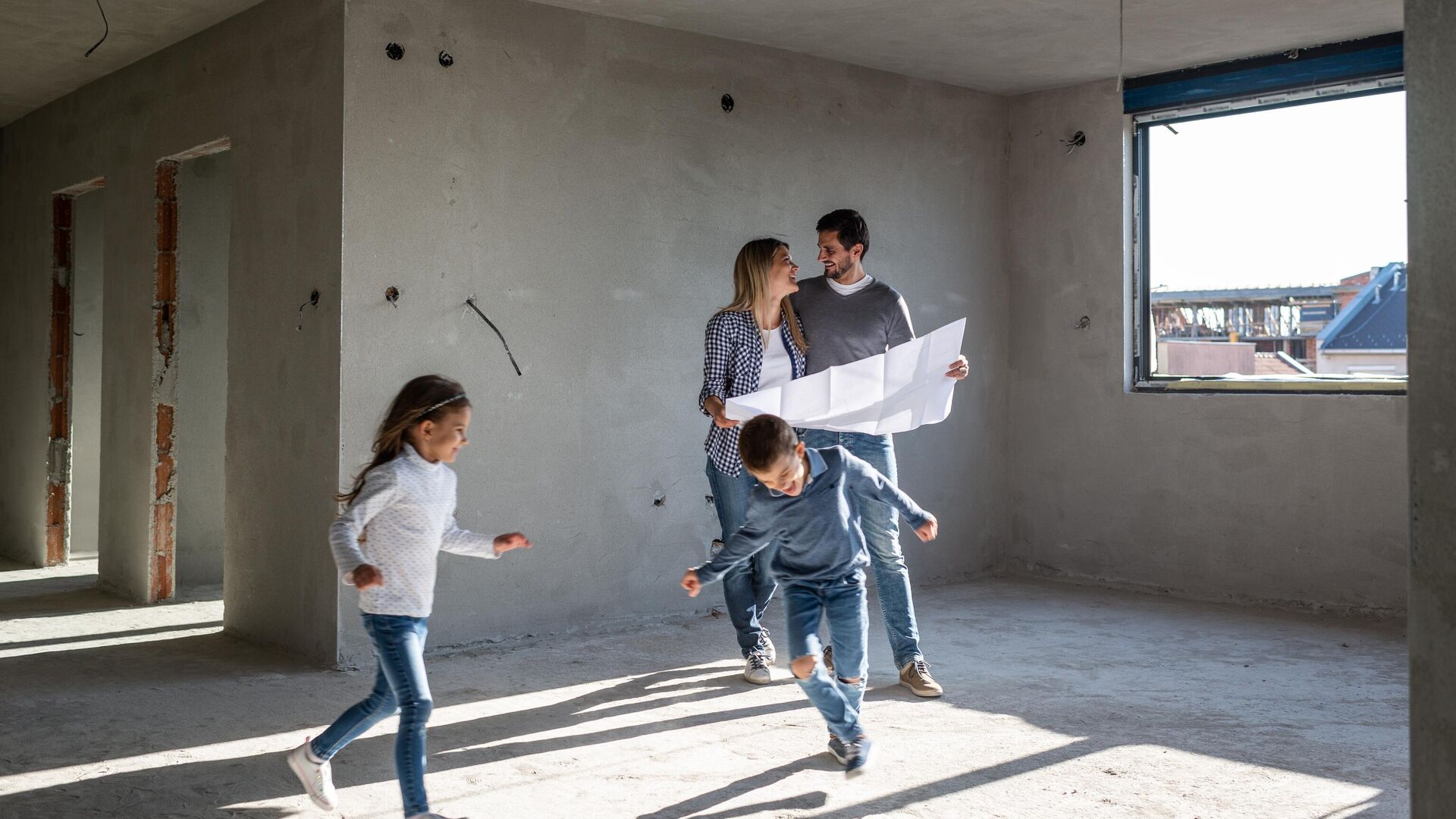 Семья смотрит план квартиры  - РИА Новости, 1920, 20.10.2025