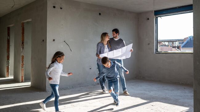 Семья смотрит план квартиры 