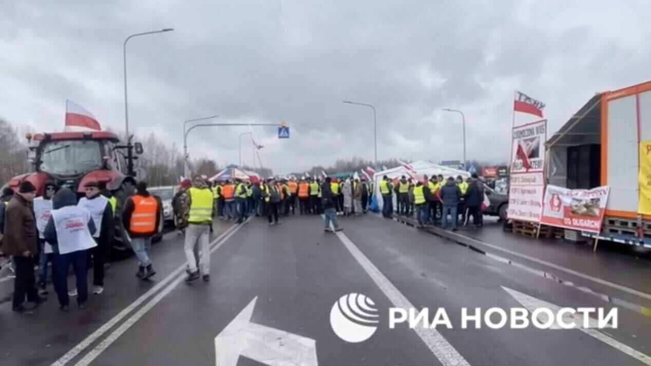 Протестующие польские фермеры перегораживают дорогу на границе с Украиной. Кадр видео - РИА Новости, 1920, 01.03.2024