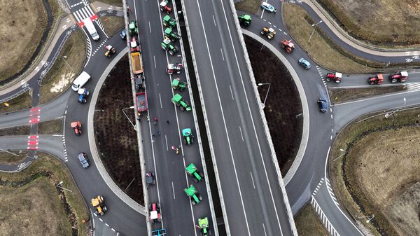 Протестующие польские фермеры перегораживают трассу Варшава - Люблин