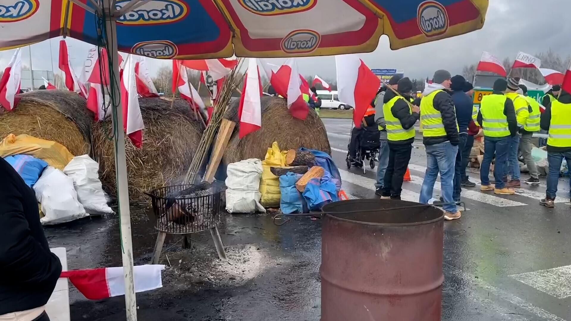 Сено на дороге и костры: протесты польских фермеров на границе с Украиной - РИА Новости, 1920, 20.02.2024