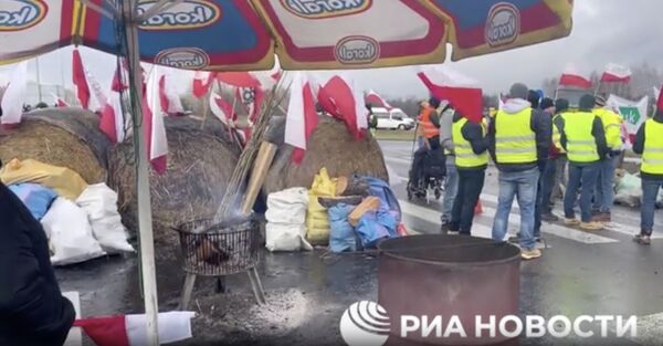 Протестующие польские фермеры перегораживают дорогу на границе с Украиной. Кадр видео