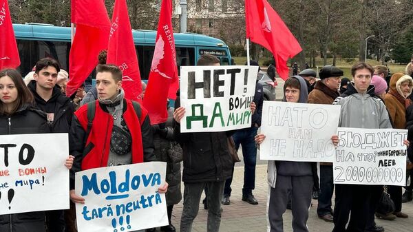 Участники акции протеста против вступления в НАТО в Кишиневе, Молдавия
