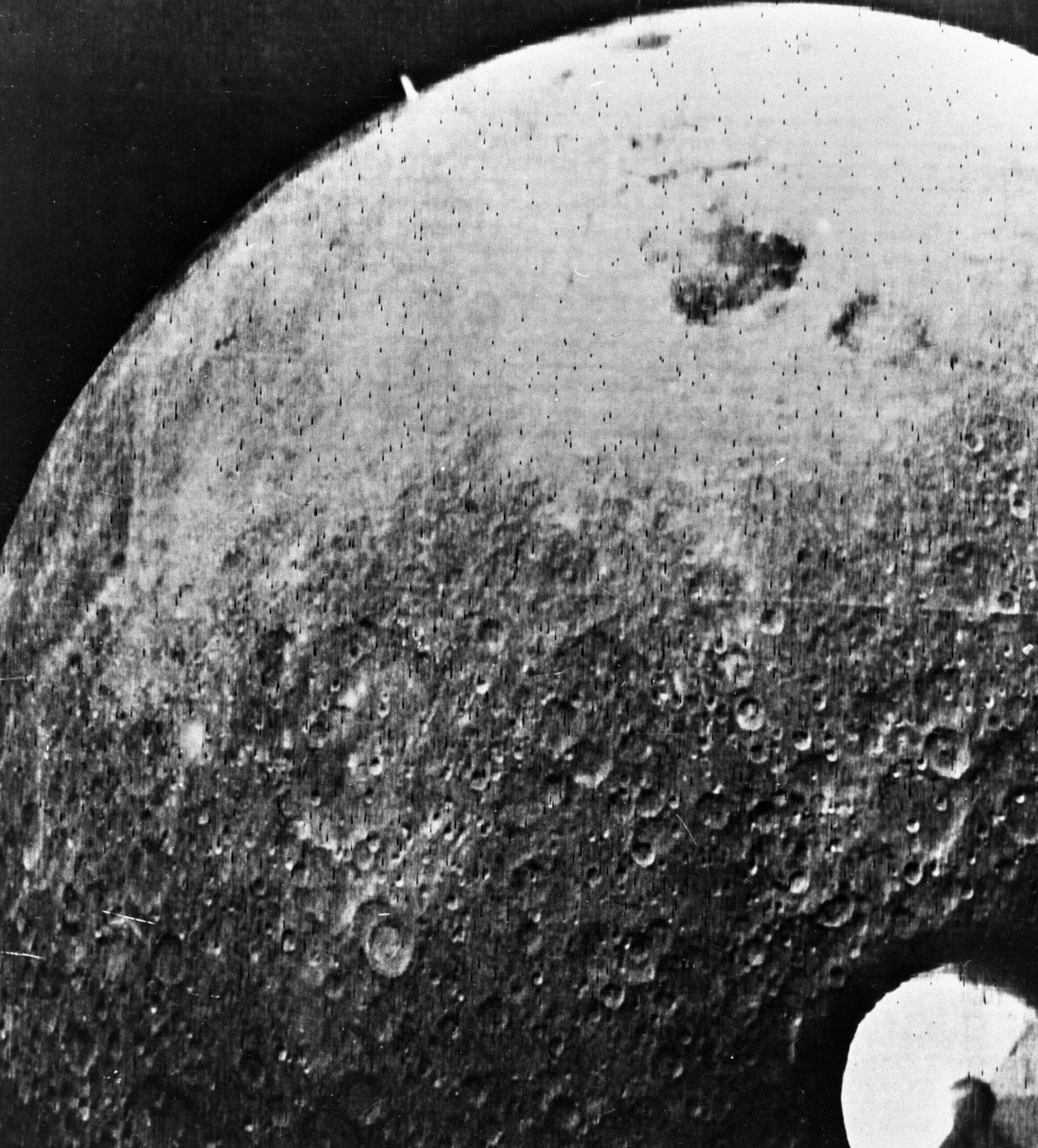 Обратная сторона Луны. Большое пятно справа – Восточное море - РИА Новости, 1920, 26.06.2024