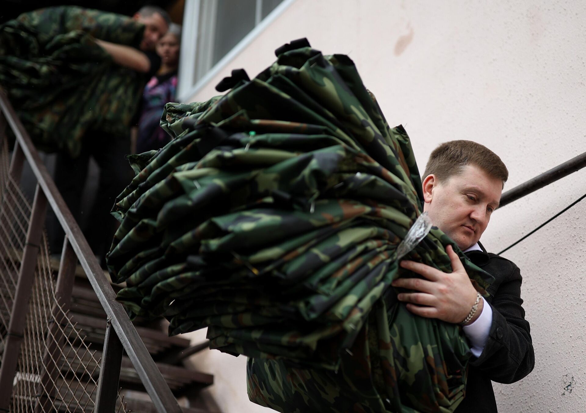 Предприниматель Антон Яхно на производстве антидроновых одеял в Краснодарском крае - РИА Новости, 1920, 20.02.2024