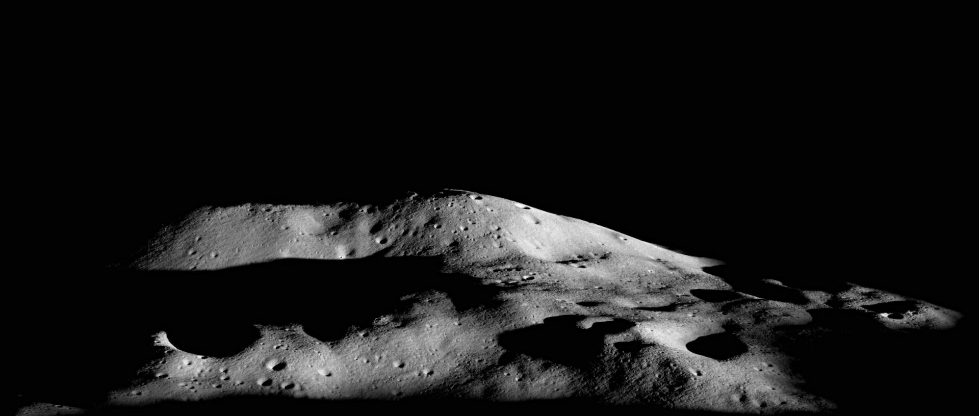 Древний ударный кратер Малаперт в области южного полюса на видимой стороне Луны - РИА Новости, 1920, 20.02.2024