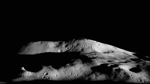 Древний ударный кратер Малаперт в области южного полюса на видимой стороне Луны