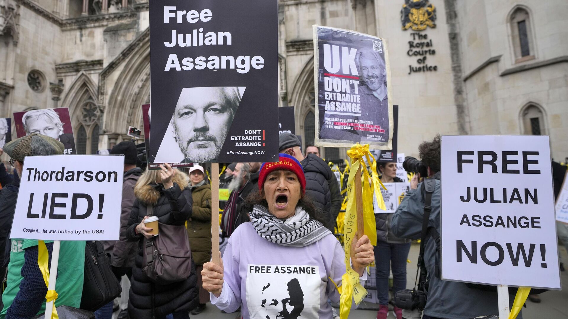 Акция в поддержку основателя WikiLeaks Джулиана Ассанжа перед зданием Высокого суда в Лондоне - РИА Новости, 1920, 20.02.2024