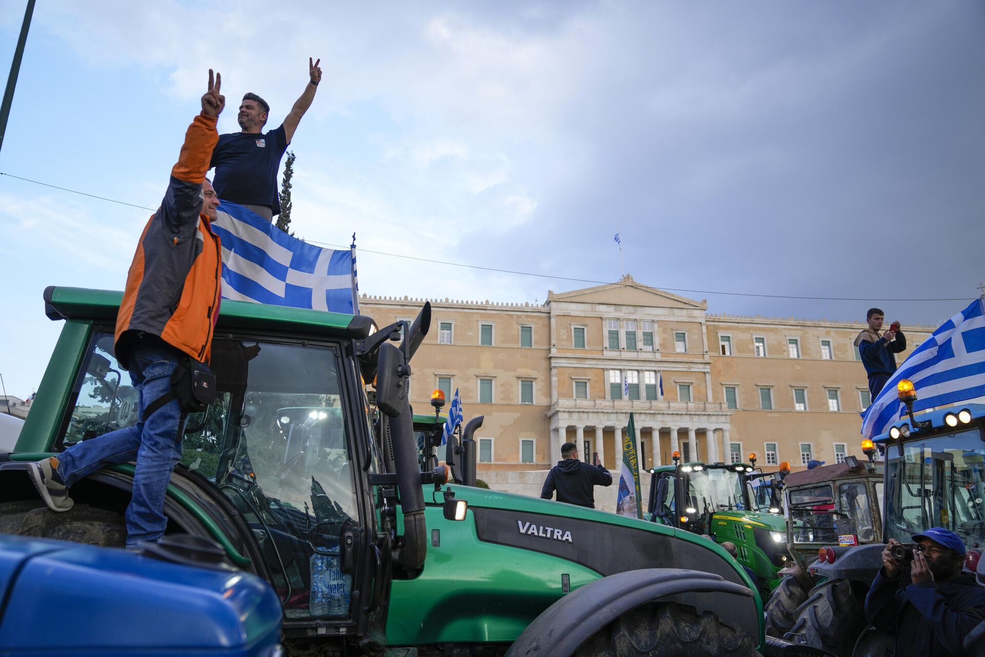 Протестующие греческие фермеры возле здания парламента в Афинах - РИА Новости, 1920, 20.02.2024